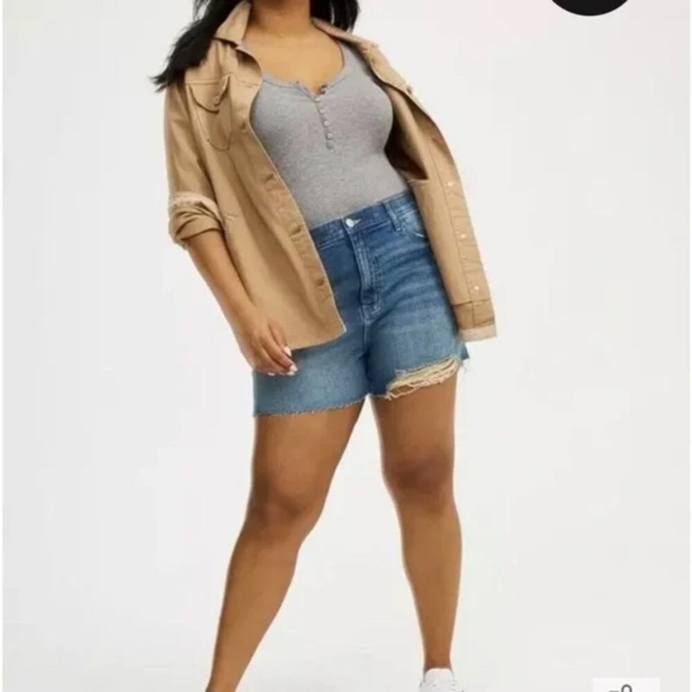 NWT Torrid Medium Wash Distressed Comfort Stretch Denim Shorts Plus Size 16
